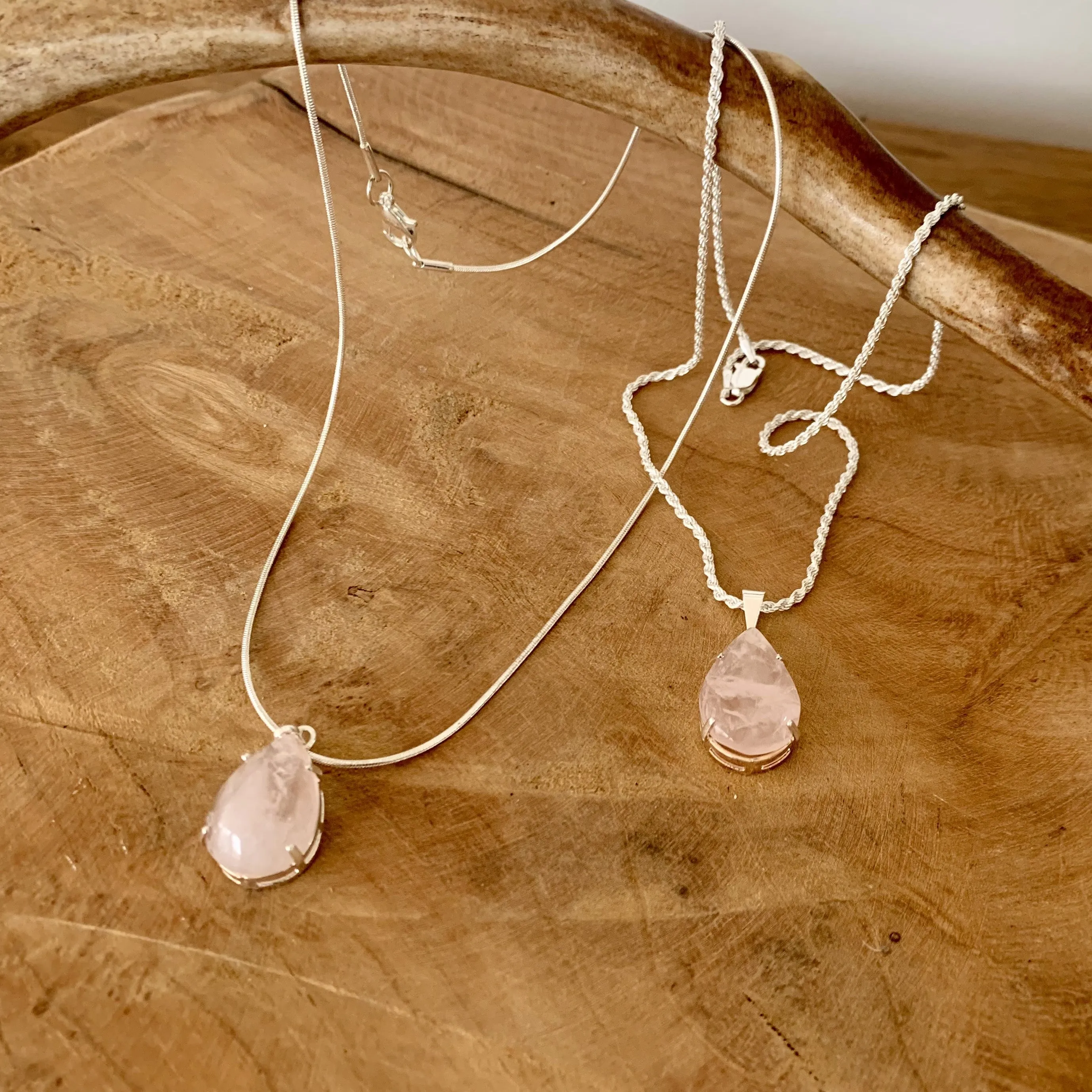 Pendentif goutte de quartz rose, le bijou tendresse