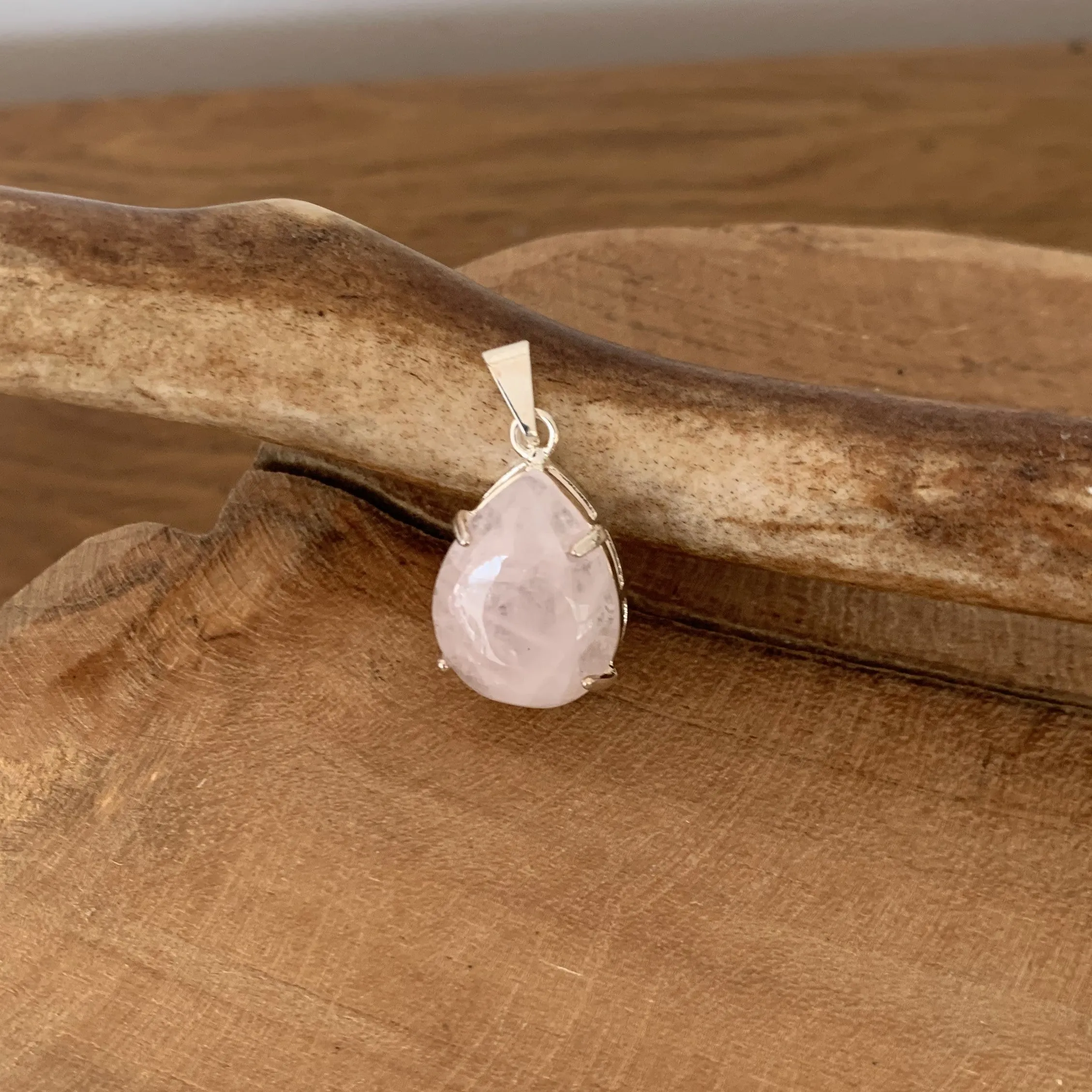 Pendentif goutte de quartz rose, le bijou tendresse