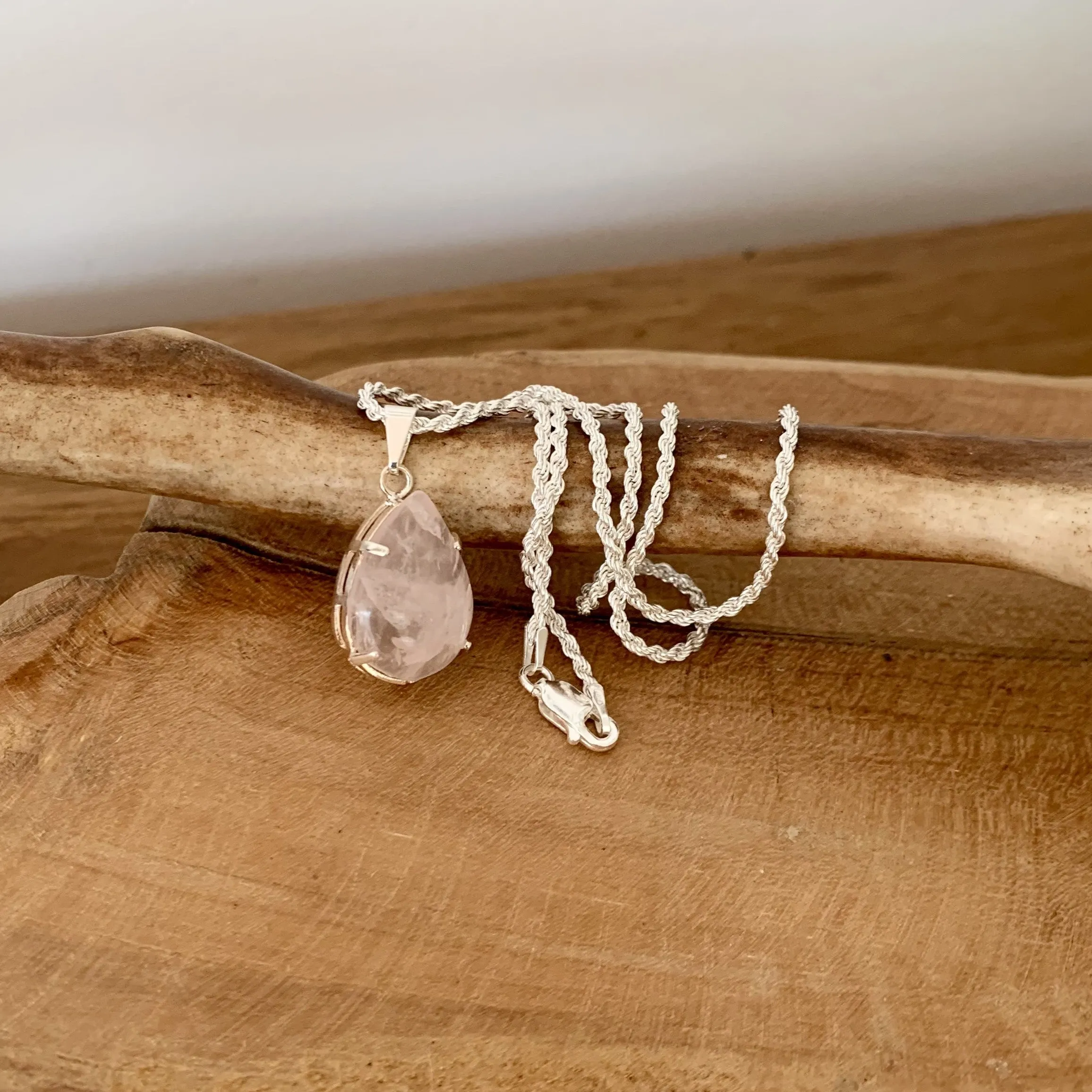 Pendentif goutte de quartz rose, le bijou tendresse